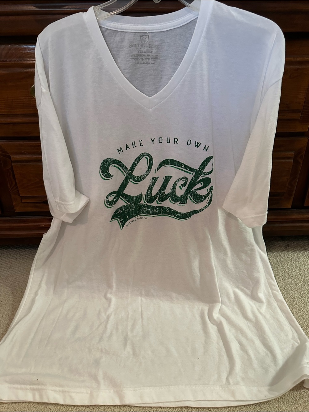 SOUTHERN BLISS V NECK LUCKY T